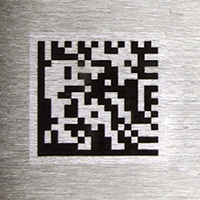 Gravert QR-kode på metall